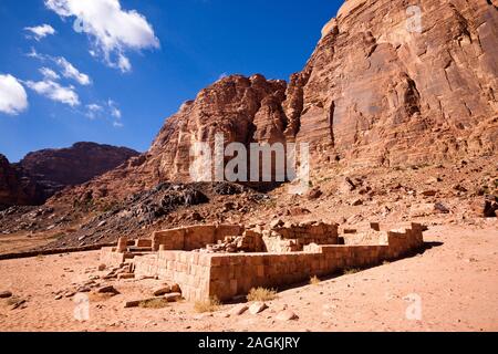 Wadi Rum, Nabataen Tempel, und Blick auf erodierte felsige Berge, Jordanien, Mittlerer Osten, Asien Stockfoto