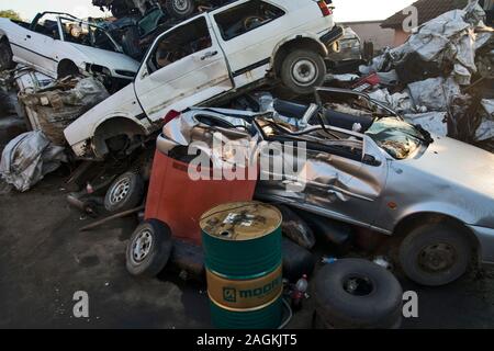 Zabalj, Serbien, Backa, 10. September 2018. Auto Abfälle mit vielen Autos warten auf Transport Stockfoto