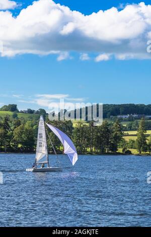 Segelboot bei Ullswater Water, Lake District, Großbritannien Stockfoto