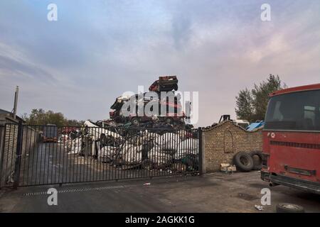 Zabalj, Serbien, Backa, 10. September 2018. Auto Abfälle mit vielen Autos warten auf Transport Stockfoto