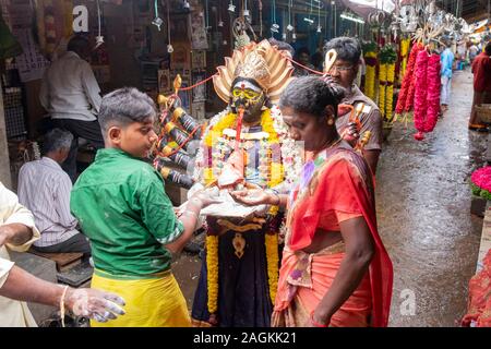 Gruppe gekleidet als Hindu Gottheiten zu Fuß durch Goubert Markt während des Religiösen fest, Puducherry, Tamil Nadu, Indien Stockfoto