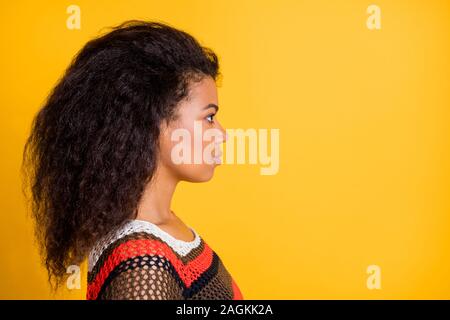 Profil Seite Foto von Ernst nachdenklich aufgeschlossen Mädchen schauen hört auf ihre Gehilfen Studenten Striped Shirt über gelbe Farbe Hintergrund isoliert Verschleiß Stockfoto