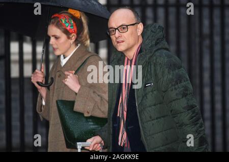 Premierminister Boris Johnson's Senior Adviser Dominic Cummings kommt mit einer unbekannten Frau in Downing Street, London. Stockfoto