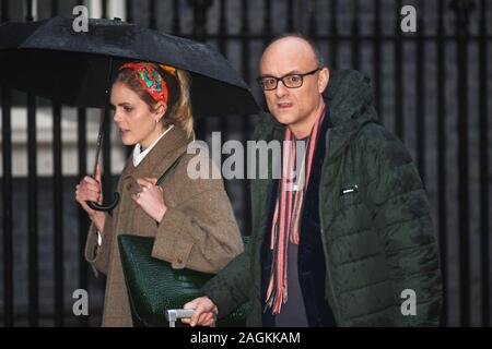 Premierminister Boris Johnson's Senior Adviser Dominic Cummings kommt mit einer unbekannten Frau in Downing Street, London. Stockfoto