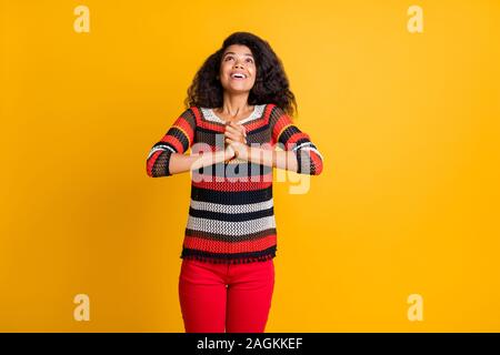 Portrait von ihr, daß sie schön schön schön froh, Heiter Heiter gewellt - behaarte Mädchen in Form gestrickter Pullover beten, danke viel Glück isoliert auf hellen Stockfoto