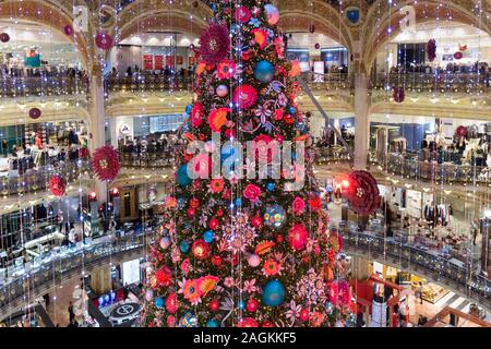 Paris Weihnachten Galeries Lafayette - Innenraum der gehobenen französischen Kaufhaus während der Weihnachtszeit, Frankreich, Europa. Stockfoto