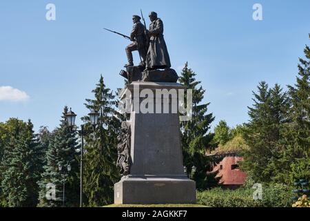 Denkmal für die russischen Soldaten im Ersten Weltkrieg, von Salavat Schtscherbakov, hinten die Mauern der Astronomische Bastion, Kaliningrad Stockfoto