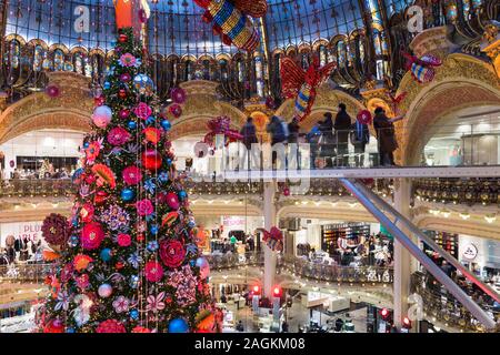 Paris Weihnachten Galeries Lafayette - Innenraum der gehobenen französischen Kaufhaus während der Weihnachtszeit, Frankreich, Europa. Stockfoto