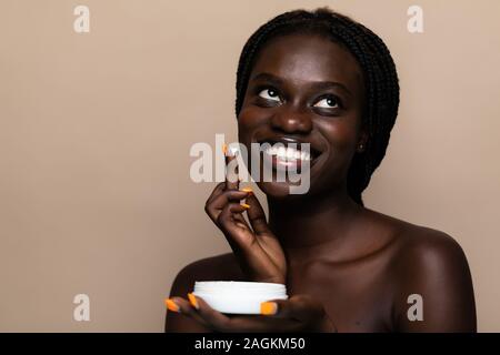 afrikanische amerikanische Schönheit mit Gesichtscreme Stockfoto