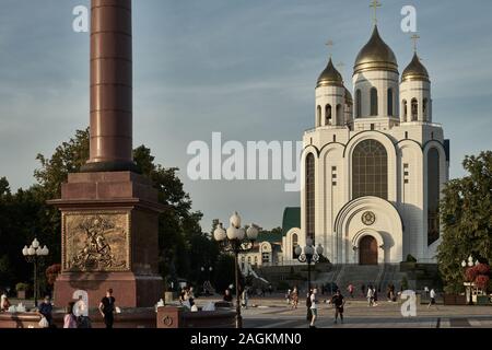 Siegessäule, hinten Christ-Erlöser-Kathedrale, Ploschtschad Pobedy, Siegesplatz, Kaliningrad, ehemaliges Königsberg, Russland Stockfoto