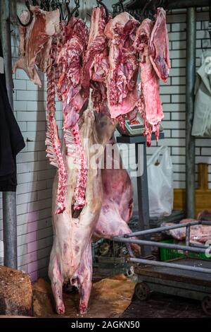 Xian, China - August 2019: Lamm und Rind Tierkörperfleisch hängend an einem Haken an der Straße essen Anbieter Shop im muslimischen Viertel der Stadt Xi'an, Shaanxi P Stockfoto