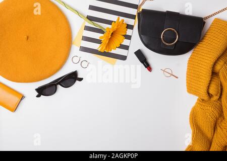 Frau Outfit mit gelben Pullover, Taschen, Sonnenbrillen und andere Stockfoto
