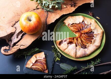 Essen Konzept frisch gebackene golden Hausgemachte Bio Apple Galette pie buttrige Kruste in mit Kopie Raum Stockfoto