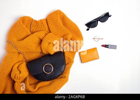 Pullover, Geldbeutel, Taschen, Sonnenbrillen und lipstic auf dem weißen Tabelle, Ansicht von oben Stockfoto