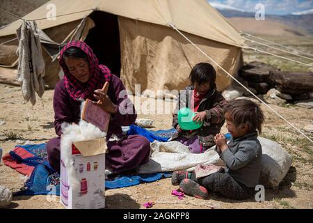 Frau kardierte Wolle in Ladakh Stockfoto