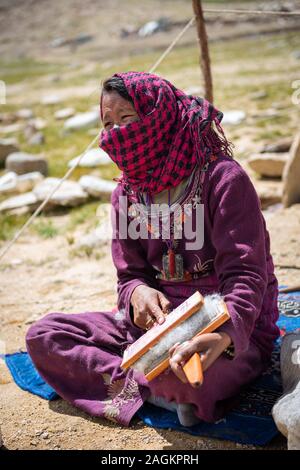 Frau kardierte Wolle in Ladakh Stockfoto