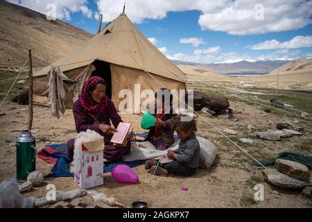 Frau kardierte Wolle in Ladakh Stockfoto