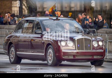 Whitehall, London, UK. Dezember 2019 19. Die Königin, begleitet von Prinz Charles nimmt an der Queen's Rede zu halten, die mit dem Auto anreisen. Credit: Malcolm Park/Alamy. Stockfoto