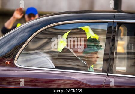 Whitehall, London, UK. Dezember 2019 19. Die Königin, begleitet von Prinz Charles nimmt an der Queen's Rede zu halten, die mit dem Auto anreisen. Credit: Malcolm Park/Alamy. Stockfoto