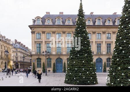 Paris Weihnachten - Weihnachten Bäume in einer verzierten Place Vendome im 1. arrondissement von Paris, Frankreich, Europa. Stockfoto