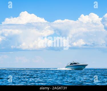 Motorboot am Vänernsee an einem sonnigen schwedischen Sommer Tag Stockfoto