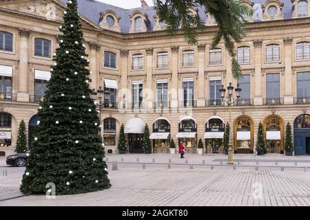 Paris Weihnachten - Weihnachtsbaum in einem eingerichteten Place Vendome im 1. arrondissement von Paris, Frankreich, Europa. Stockfoto