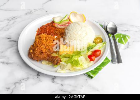 Ayam Penyet ist Indonesisch Osten javanische Küche - bestehend aus gebratenes Huhn, das mit dem Mörser gegen Mörtel zertrümmert ist es weicher zu machen, serviert. Stockfoto