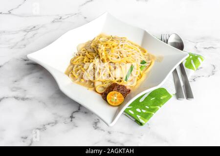 Hokkien Garnelen Nudeln, ist einer der besten Hawker Straße Nahrungsmittel in Singapur. Dies wokgemüse Nudelgericht ist in aromatischen bestand aus Schweinefleisch Knochen durchdrungen Stockfoto