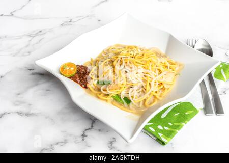 Hokkien Garnelen Nudeln, ist einer der besten Hawker Straße Nahrungsmittel in Singapur. Dies wokgemüse Nudelgericht ist in aromatischen bestand aus Schweinefleisch Knochen durchdrungen Stockfoto