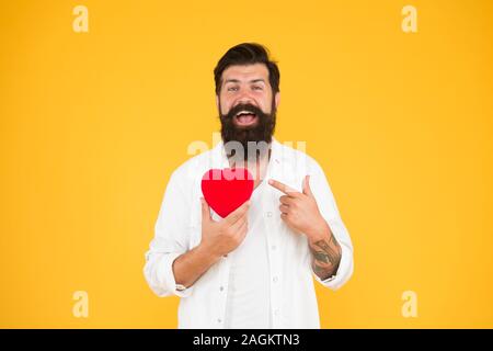 Man bärtige Hipster halten roten Herzen. Verschreiben Medikamente senken den Blutdruck Cholesterin. Fühlen pulse check Herzfrequenz Rhythmus. Herzkrankheit. Gesunde Gewohnheiten und Lebensweise. Überwachung und Messung. Stockfoto