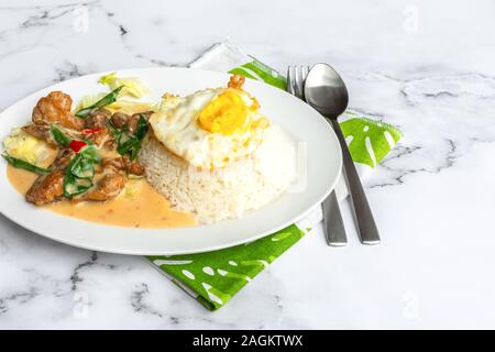 Cremige gesalzene Ei gebratenes Huhn mit Reis und Ei. Asien Essen auf dem Tisch. Stockfoto