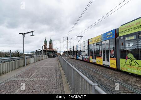 Freiburg, Baden-Württemberg/Deutschland - vom 15. Dezember, 2019: Öffentliche Verkehrsmittel Tram in die Innenstadt von Freiburg im Breisgau hiistoric Stockfoto