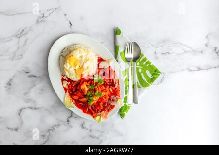 Ayam masak Merah ist ein Malaysia traditionelles Gericht. Dies bedeutet buchstäblich Huhn gekocht - Rot" im Englischen. Es ist ein auflauf von Huhn Stücke in getrockneten Ch Stockfoto