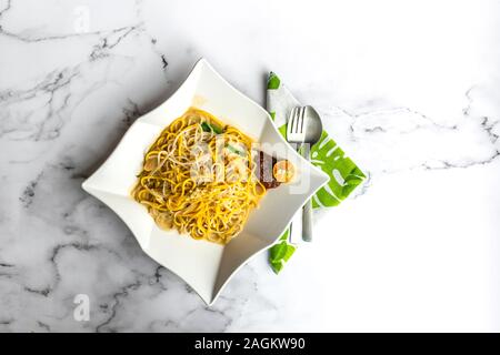 Hokkien Garnelen Nudeln, ist einer der besten Hawker Lebensmittel in Singapur. Dies wokgemüse Nudelgericht ist in aromatischen bestand aus Schweinefleisch Knochen und pr durchdrungen Stockfoto