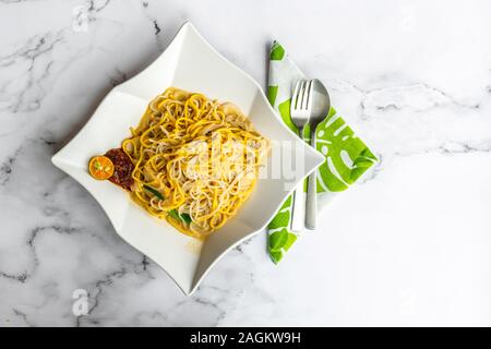 Hokkien Garnelen Nudeln, ist einer der besten Hawker Lebensmittel in Singapur. Dies wokgemüse Nudelgericht ist in aromatischen bestand aus Schweinefleisch Knochen und pr durchdrungen Stockfoto