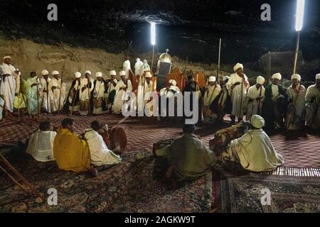 Äthiopien, Amhara-region, Yemrehanna Kristos Lalibela, Kloster, Fest der Erzengel Gabriel, das Sammeln von leitenden Priester und Mönche Holding religiou Stockfoto