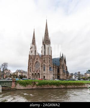 Straßburg, Paris/Frankreich - 14. Dezember, 2019: Blick auf die St. Paul's Kirche von Straßburg an einem kalten Tag Stockfoto