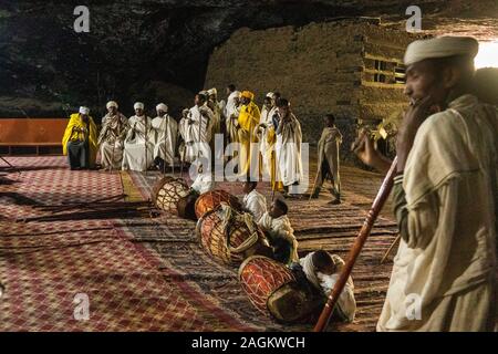 Äthiopien, Amhara-region, Yemrehanna Kristos Lalibela, Kloster, Fest der Erzengel Gabriel, das Sammeln von leitenden Priester und Mönche Holding religiou Stockfoto