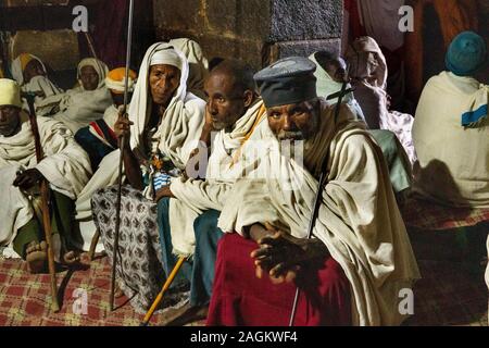 Äthiopien, Amhara-region, Yemrehanna Kristos Lalibela, Kloster, Fest der Erzengel Gabriel, Pilger saß im Inneren Höhle Kirche Stockfoto