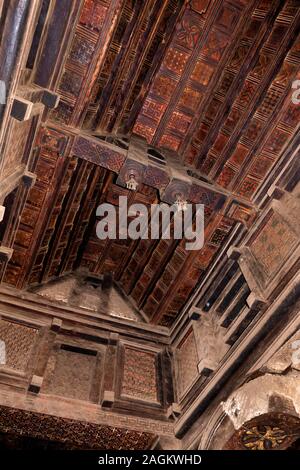 Äthiopien, Amhara-region, Yemrehanna Kristos Lalibela, Kloster, in Höhle Kirche, geätzte Einlegearbeiten aus Holz getäfelten Dach Stockfoto