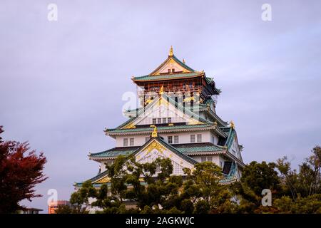 Osaka, Japan, November 10, 2019: Ansicht der Burg von Osaka bei Tageslicht mit Sonnenlicht auf dem Dach Stockfoto