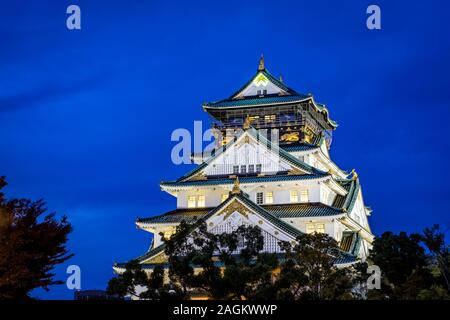 Osaka, Japan, November 10, 2019: Ansicht der Burg von Osaka beleuchtet in der Nacht Stockfoto