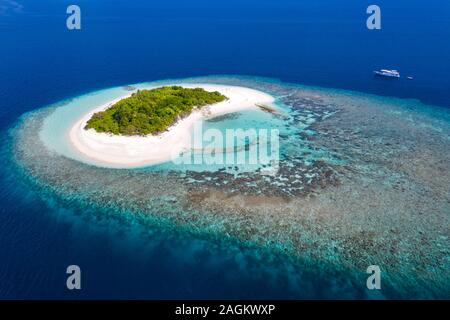 Es gibt keine Personen, die herzförmige Insel Malediven türkisfarbene Wasser Luftbild Panorama Landschaft Stockfoto