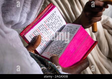 Äthiopien, Amhara-region, Lalibela, Wette Gabriel Rafael, verehrer Holding amharische Sprache des Evangeliums während der Messe Stockfoto