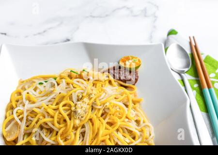 Hokkien Garnelen Nudeln, ist einer der besten Hawker Straße Nahrungsmittel in Singapur. Dies wokgemüse Nudelgericht ist in aromatischen bestand aus Schweinefleisch Knochen durchdrungen Stockfoto