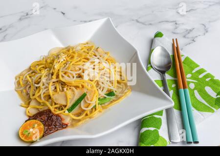 Hokkien Garnelen Nudeln, ist einer der besten Hawker Straße Nahrungsmittel in Singapur. Dies wokgemüse Nudelgericht ist in aromatischen bestand aus Schweinefleisch Knochen durchdrungen Stockfoto