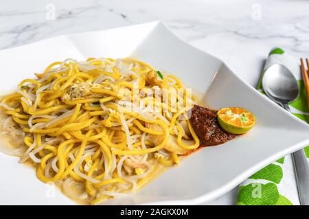 Hokkien Garnelen Nudeln, ist einer der besten Hawker Straße Nahrungsmittel in Singapur. Dies wokgemüse Nudelgericht ist in aromatischen bestand aus Schweinefleisch Knochen durchdrungen Stockfoto