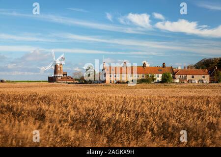 Die Mühle aus dem 18. Jahrhundert und das Dorf Cley next das Meer, Norfolk, England, Vereinigtes Königreich, Europa Stockfoto