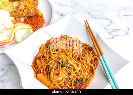 Mee Goreng, einem asiatischen Malay würzig gebratene Nudelgericht, mit Ursprung in Indonesien, Malaysia, Brunei, Singapur. Stockfoto