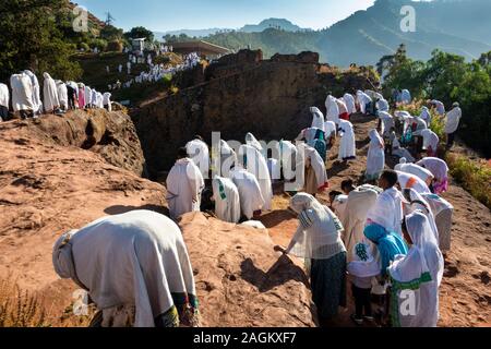 Äthiopien, Amhara-region, Lalibela, Wette Gabriel Rafael, Anbeter außerhalb der Kirche verbogen im Gebet während des Festival des Heiligen Gabriel Stockfoto